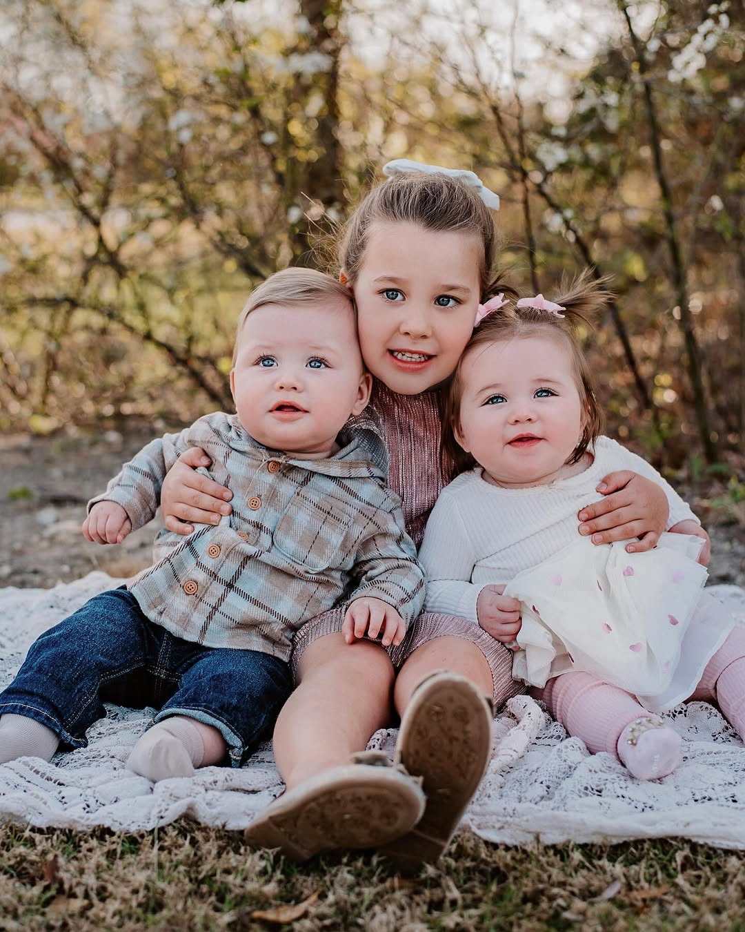 A family photographed by Amy Henry of Archer + James near Austin, Texas at golden hour
