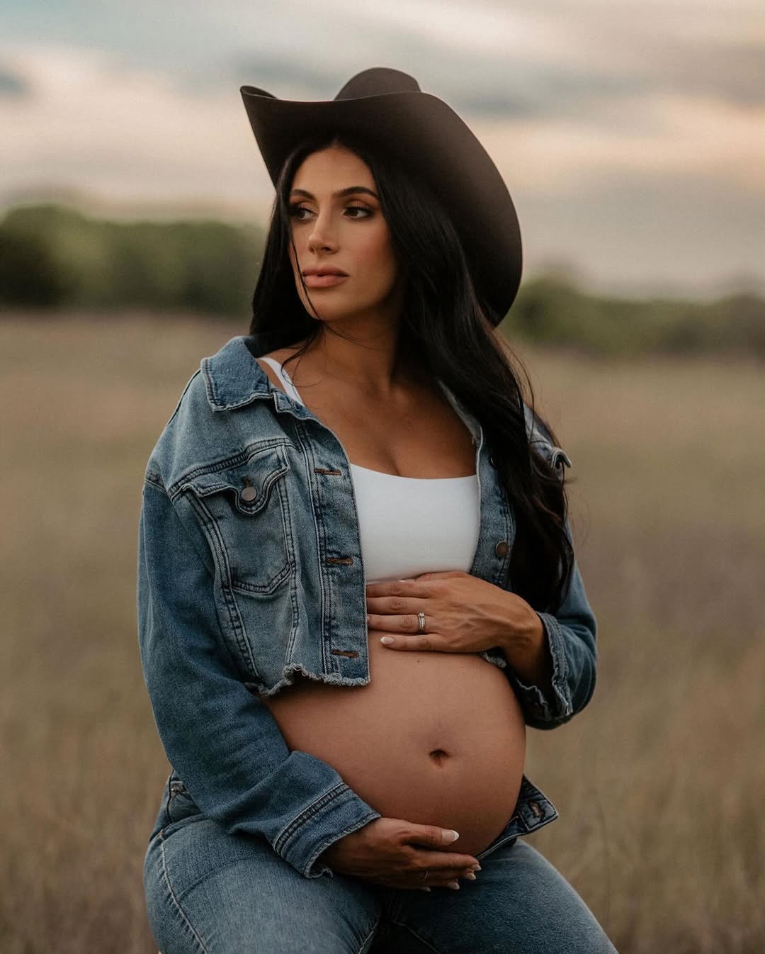 Maternity portrait in a cowboy hat